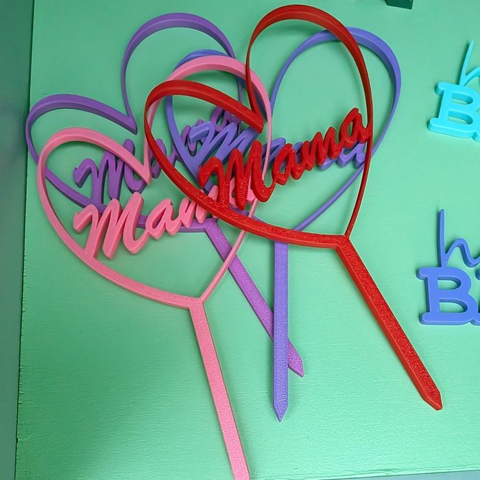Caketopper in Herzform mit Schriftzug „Mama“ in Rosa, Rot und Lila