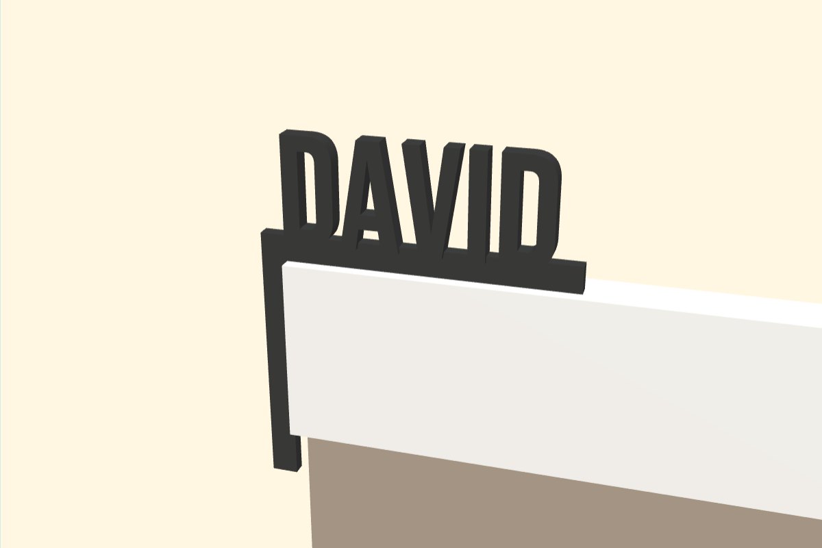 Schwarzes Türschild „DAVID“ als Winkel auf einem weißen Türrahmen