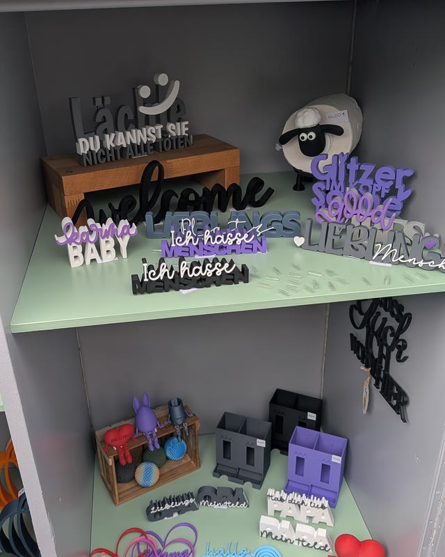 Aufsteller „welcome“, „hallo Baby“ und „Lieblingsmensch“ mit kleinen Figuren