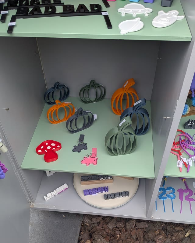Kleine 3D-gedruckte Kürbisse, Pilze und Figuren auf dem Regal